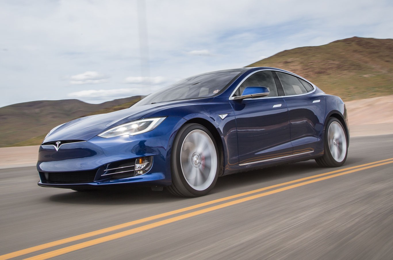 2016-Tesla-Model-S-P90D-front-three-quarter-